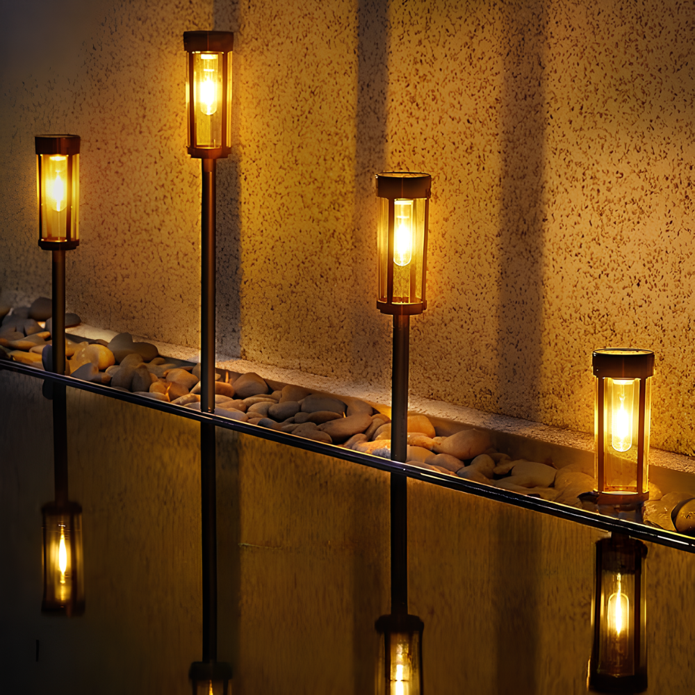 Lumière solaire à piquet LED pour chemin, idéal pour baliser et décorer le jardin avec élégance.