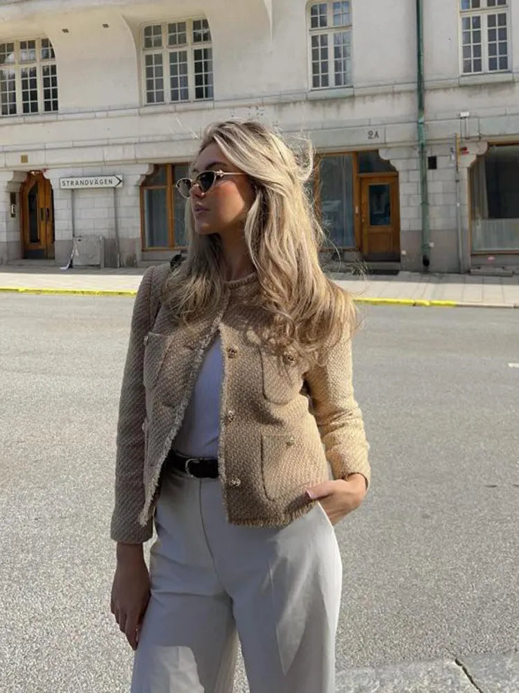 Veste femme polyvalente, associée à une tenue décontractée et formelle. Mode féminine chic et confortable.