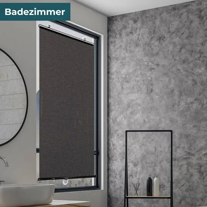 Rouleau de protection solaire et anti-UV pour fenêtre, assurant lumière filtrée et intimité pour un intérieur confortable.
