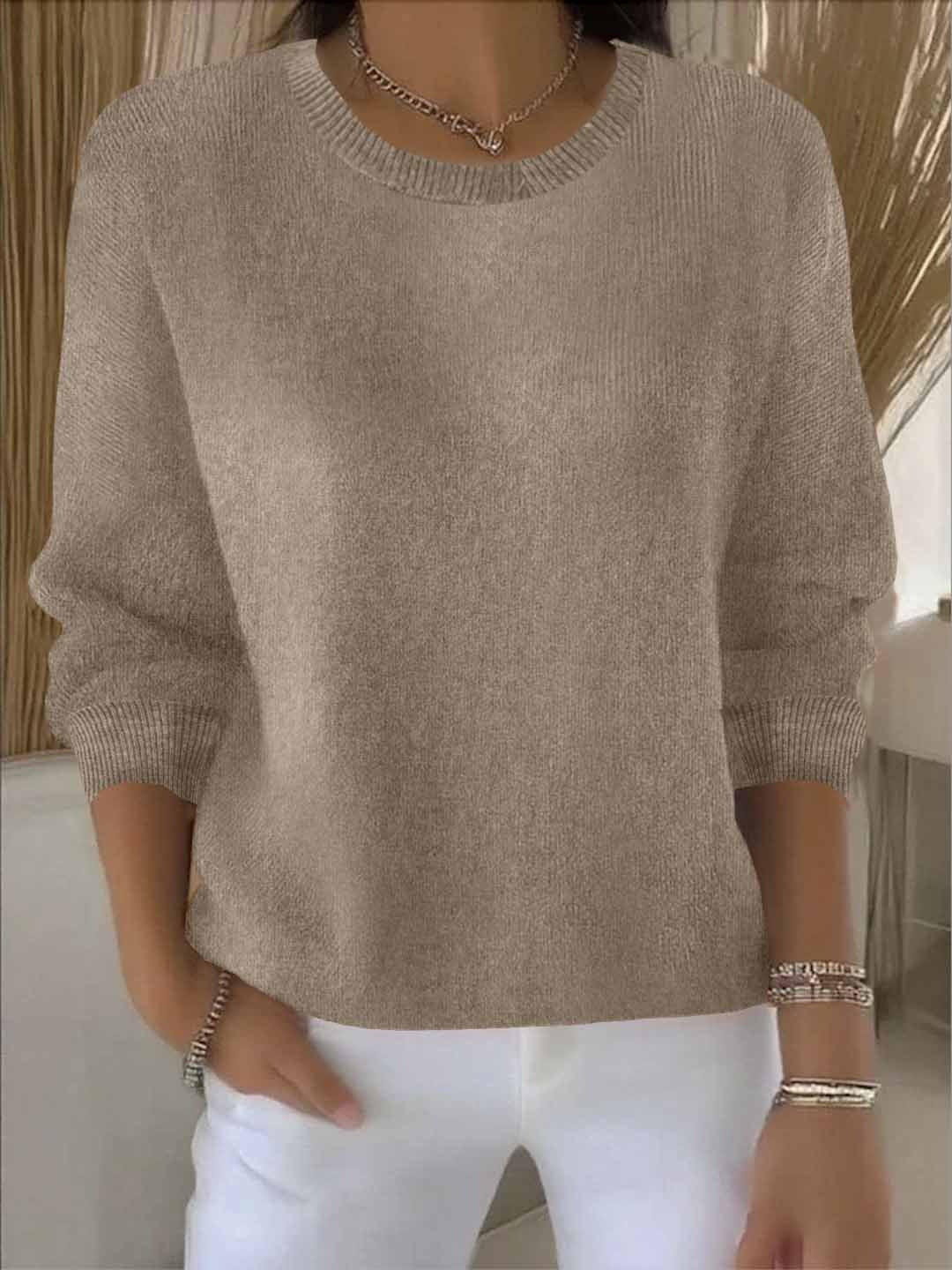 Pull femme uni, élégant et confortable, parfait pour une tenue décontractée.