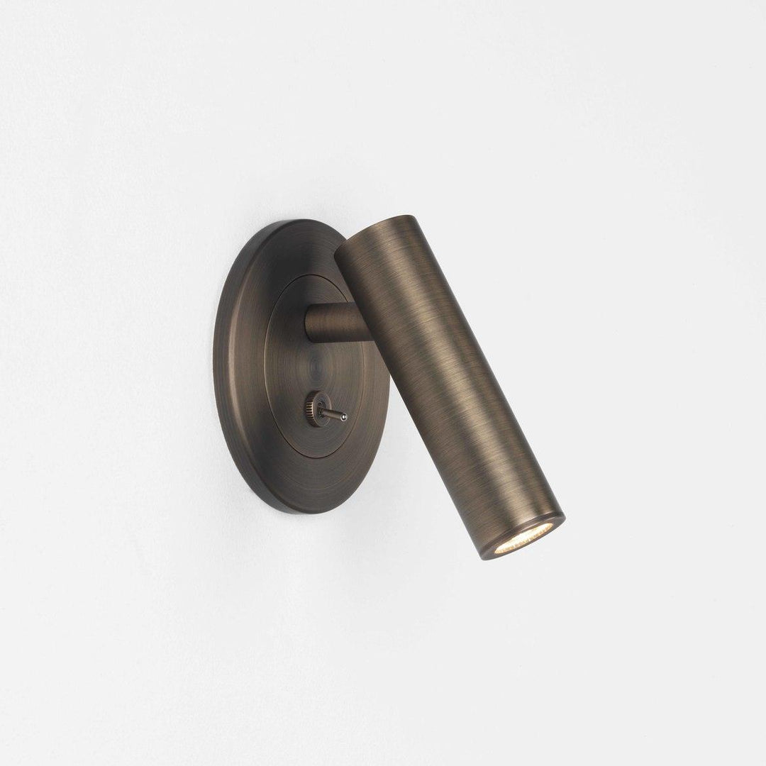 Lampe murale LED design, offre un éclairage de lecture confortable et stylé.
