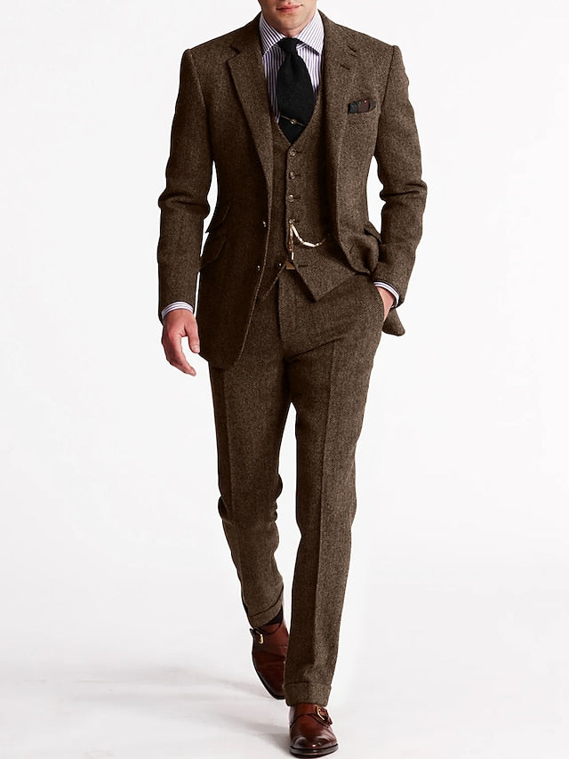 Costume élégant homme 3 pièces pour mariage, cérémonie. Veste, gilet, pantalon pour une tenue formelle.