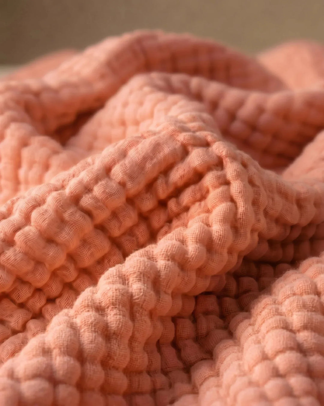 Plaid en mousseline de coton, confort naturel et respirant, idéal pour vos espaces de vie.