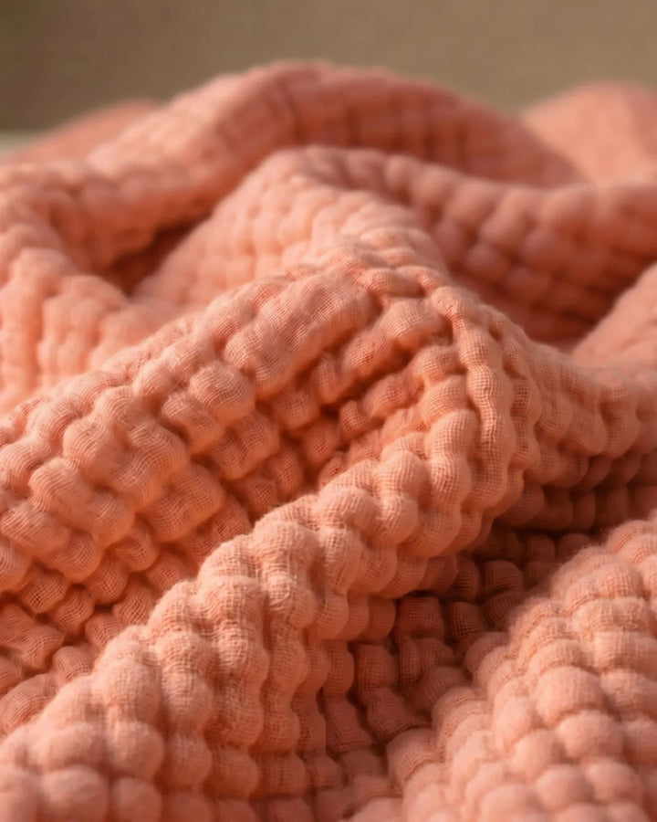 Plaid en mousseline de coton, confort naturel et respirant, idéal pour vos espaces de vie.