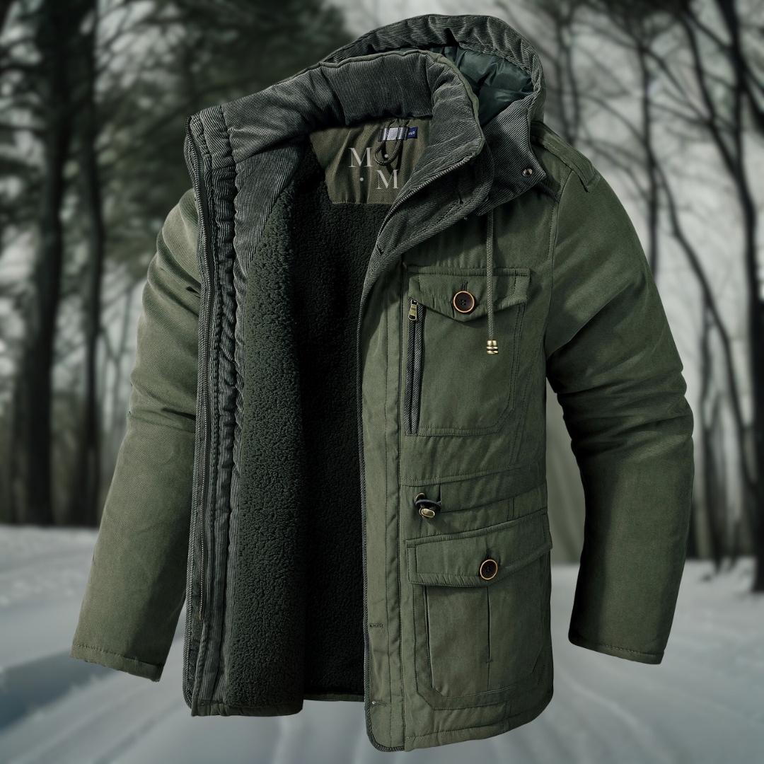 Homme portant une veste d'hiver chaude avec capuche ajustable, parfait pour le confort et le style urbain.
