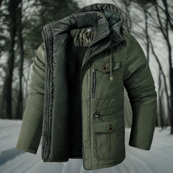 Homme portant une veste d'hiver chaude avec capuche ajustable, parfait pour le confort et le style urbain.
