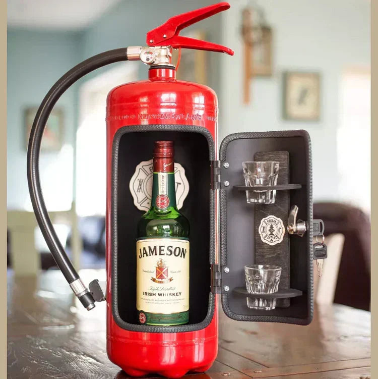 Compartiment secret discret dans un extincteur décoratif, idéal pour cacher et organiser vos boissons.