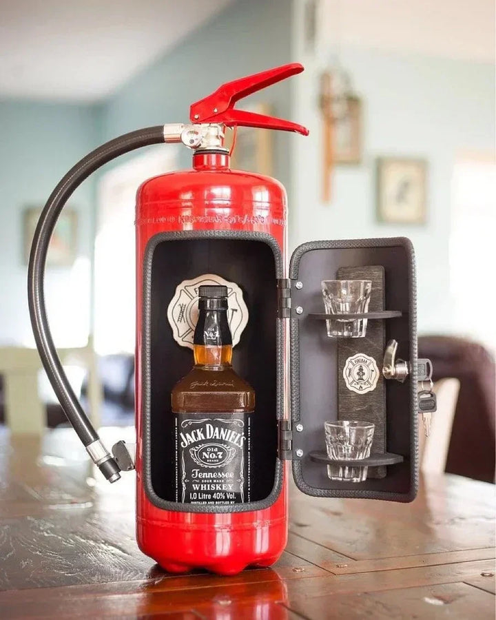 Accessoire maison original : extincteur dissimulant un mini bar, parfait pour salle de jeux ou bureau.