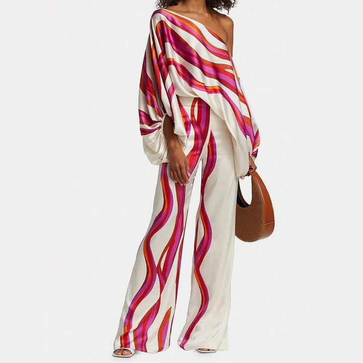Vêtement femme chic d'été : ensemble deux pièces avec top off-shoulder et pantalon fluide taille haute. Idéal soirée.