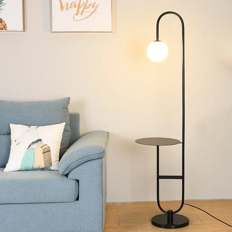 Lampe sur pied moderne noire avec table d'appoint intégrée, éclairage LED réglable, idéale salon ou chambre.