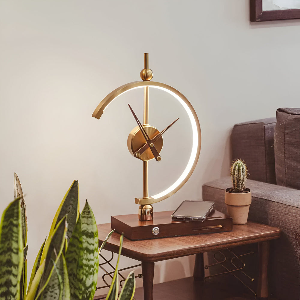 Élégante lampe de bureau LED, design géométrique, incluant horloge numérique et pad de chargeur Qi. Idéale bureau/maison.
