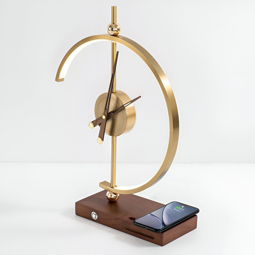 Lampe de bureau LED géométrique avec horloge intégrée et chargeur sans fil Qi. Design moderne et éclairage efficace.
