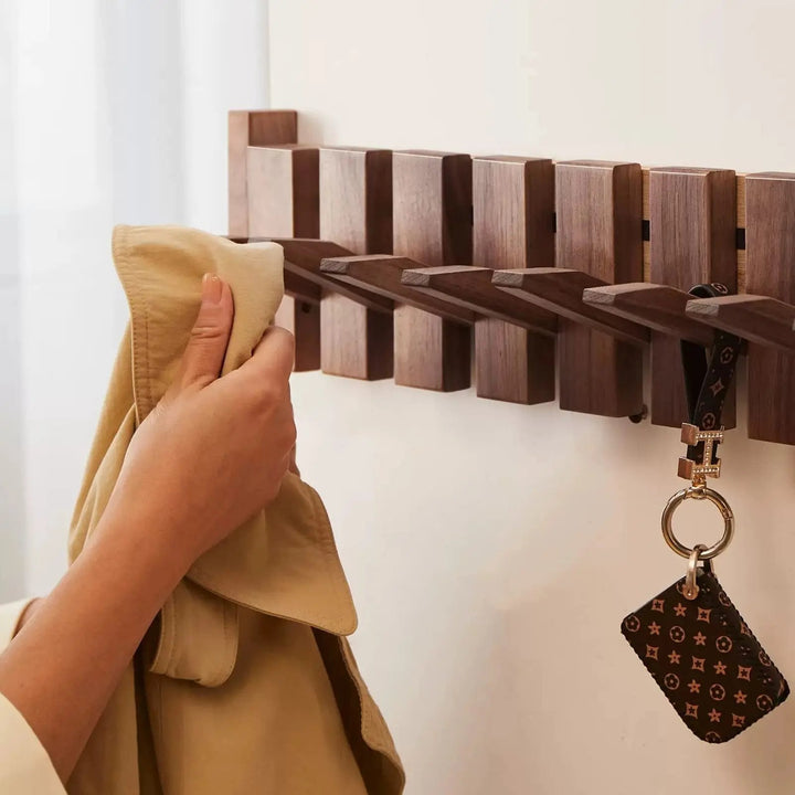 Garde-robe murale design avec 8 crochets pliables en bois dur. Idéal pour l'entrée et le rangement élégant.