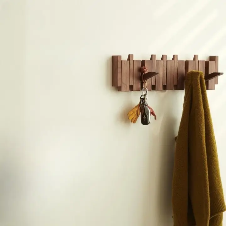 Rangement d'entrée design: patère murale élégante avec 8 crochets pliables en bois. Optimise l'espace.