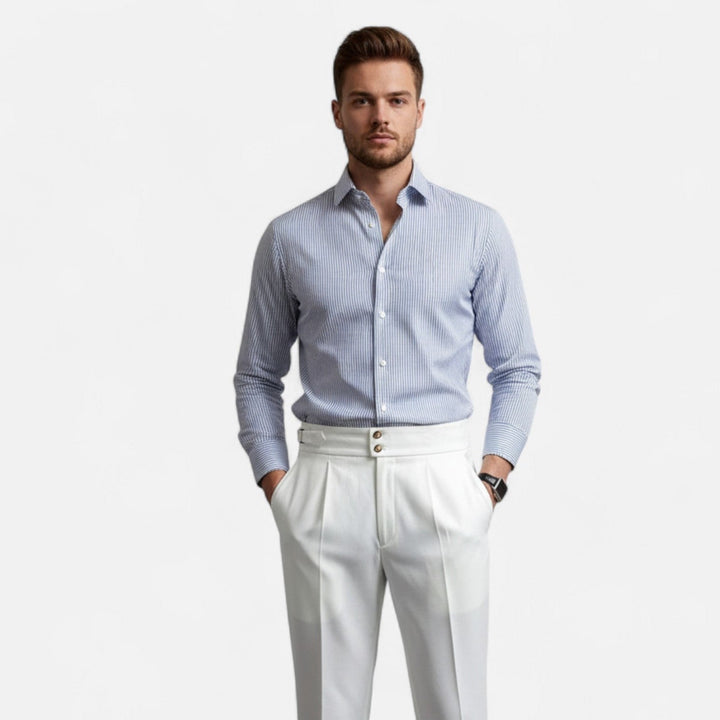 Pantalon homme chic décontracté, taille haute. Le drapé offre une silhouette élégante, confortable et stylée.