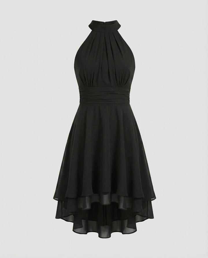 Mode femme : robe cocktail plissée, mini, sans manches, design élégant et flatteur.