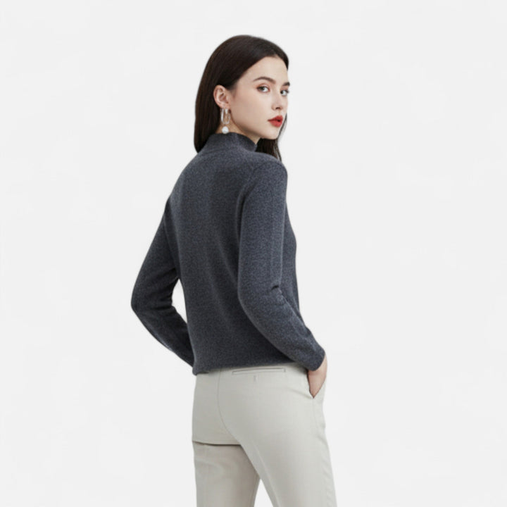 Modèle de pull femme tricoté, col montant et coupe élégante. Luxe discret pour hiver.