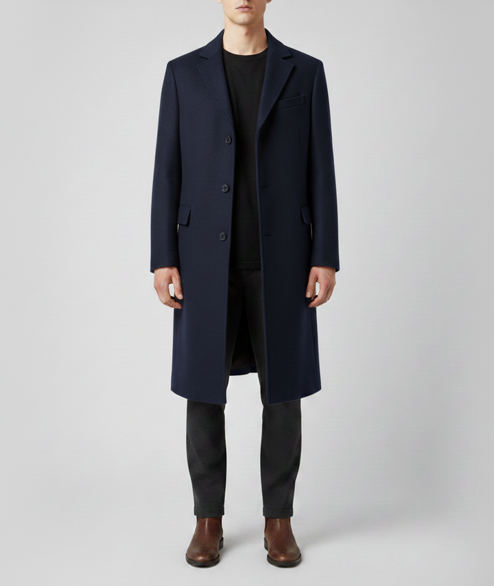 Manteau homme élégant slim fit bleu marine. Style hivernal raffiné, coupe ajustée mode masculine.