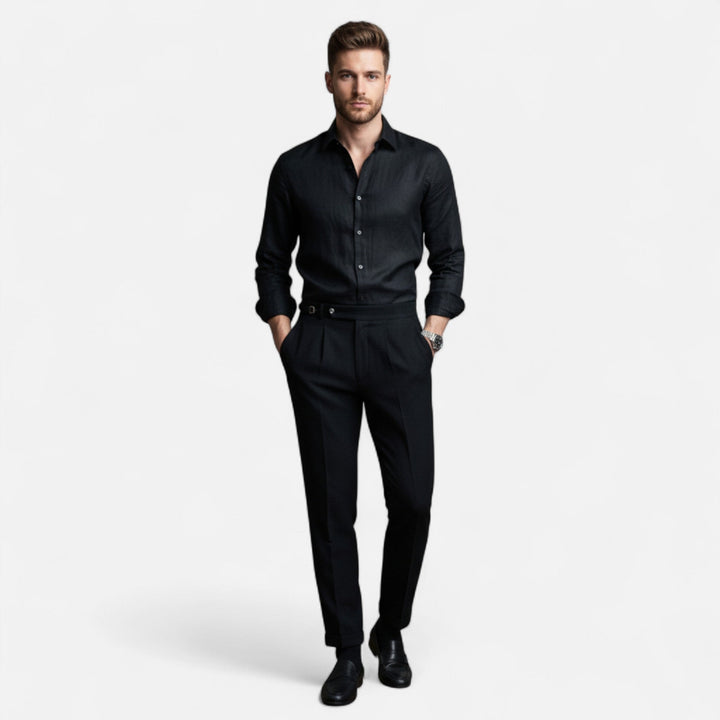 Assortiment de pantalons homme taille haute: noir, beige, marine. Vêtements classiques chics pour le bureau.