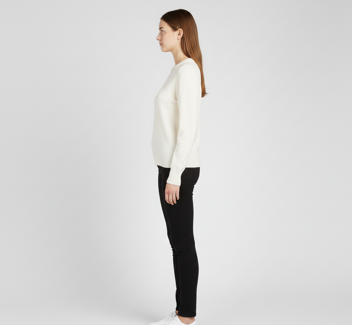 Pull femme chic à col rond, polyvalent pour une mode automne-hiver décontractée.