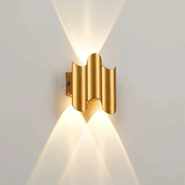 Décoration murale LED moderne, applique noire et dorée, luminaire design pour un intérieur contemporain.