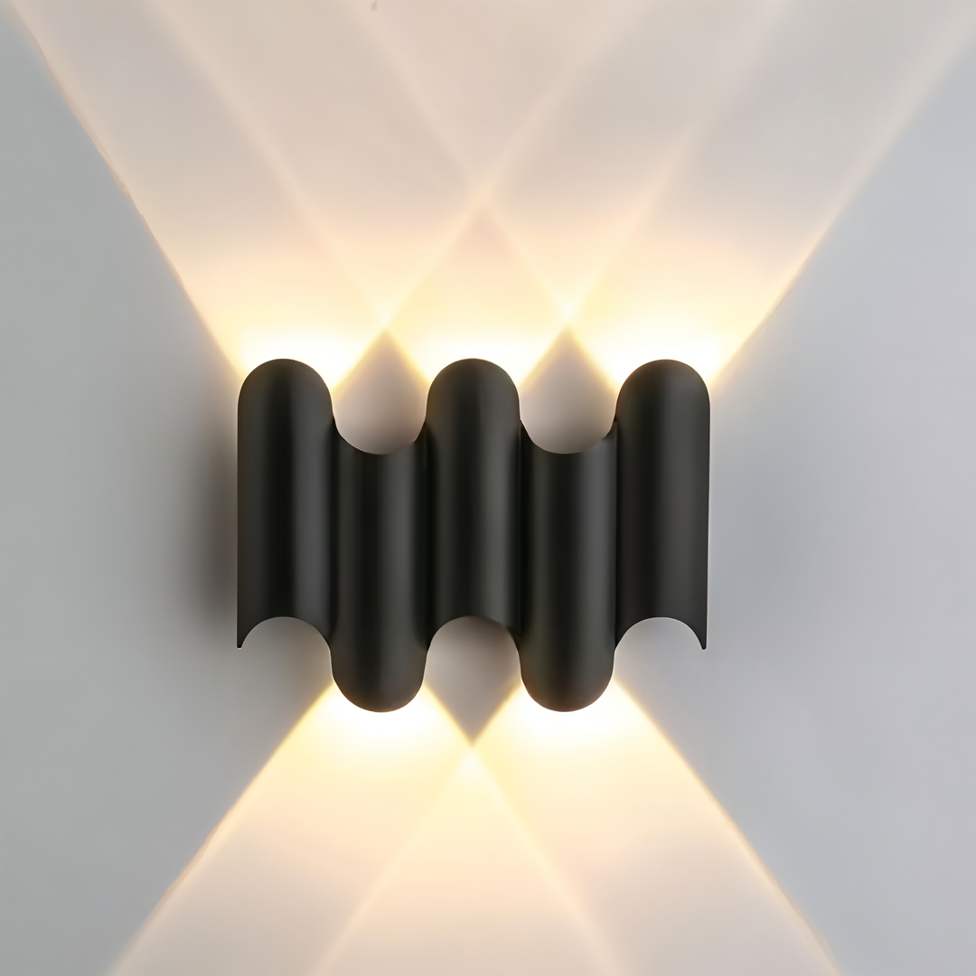 Applique murale LED design moderne, couleur noire et dorée, éclairage intérieur stylé.