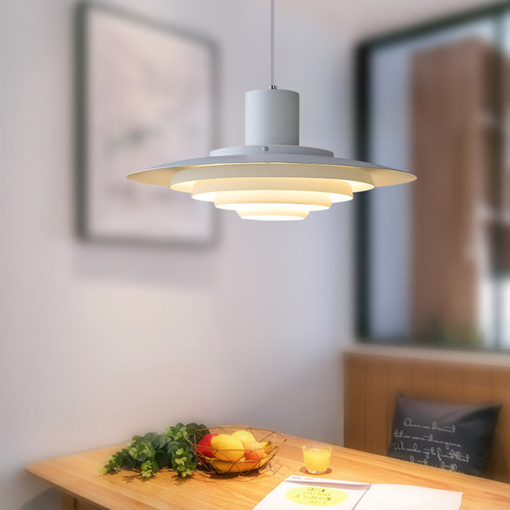 Lustre LED moderne avec abat-jour élégant, design nordique chic, idéal pour éclairage de table à manger.