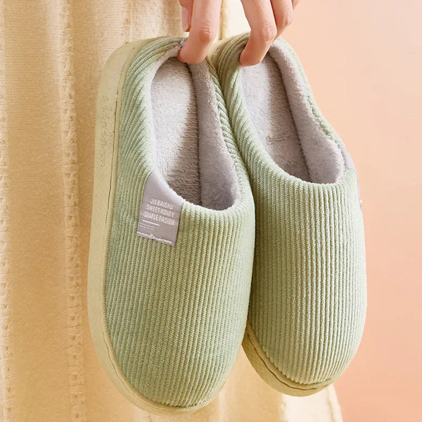 Pantoufles orthopédiques douces pour femmes, offrant confort et soutien à la maison. Idéales bien-être.