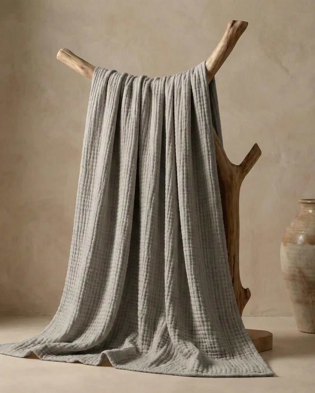Plaid en coton, doux, respirant et naturel, pour un confort optimal sur votre canapé.