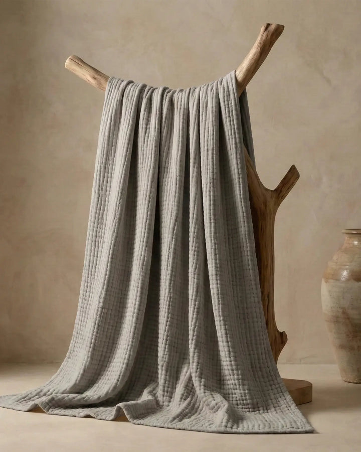 Plaid en coton, doux, respirant et naturel, pour un confort optimal sur votre canapé.