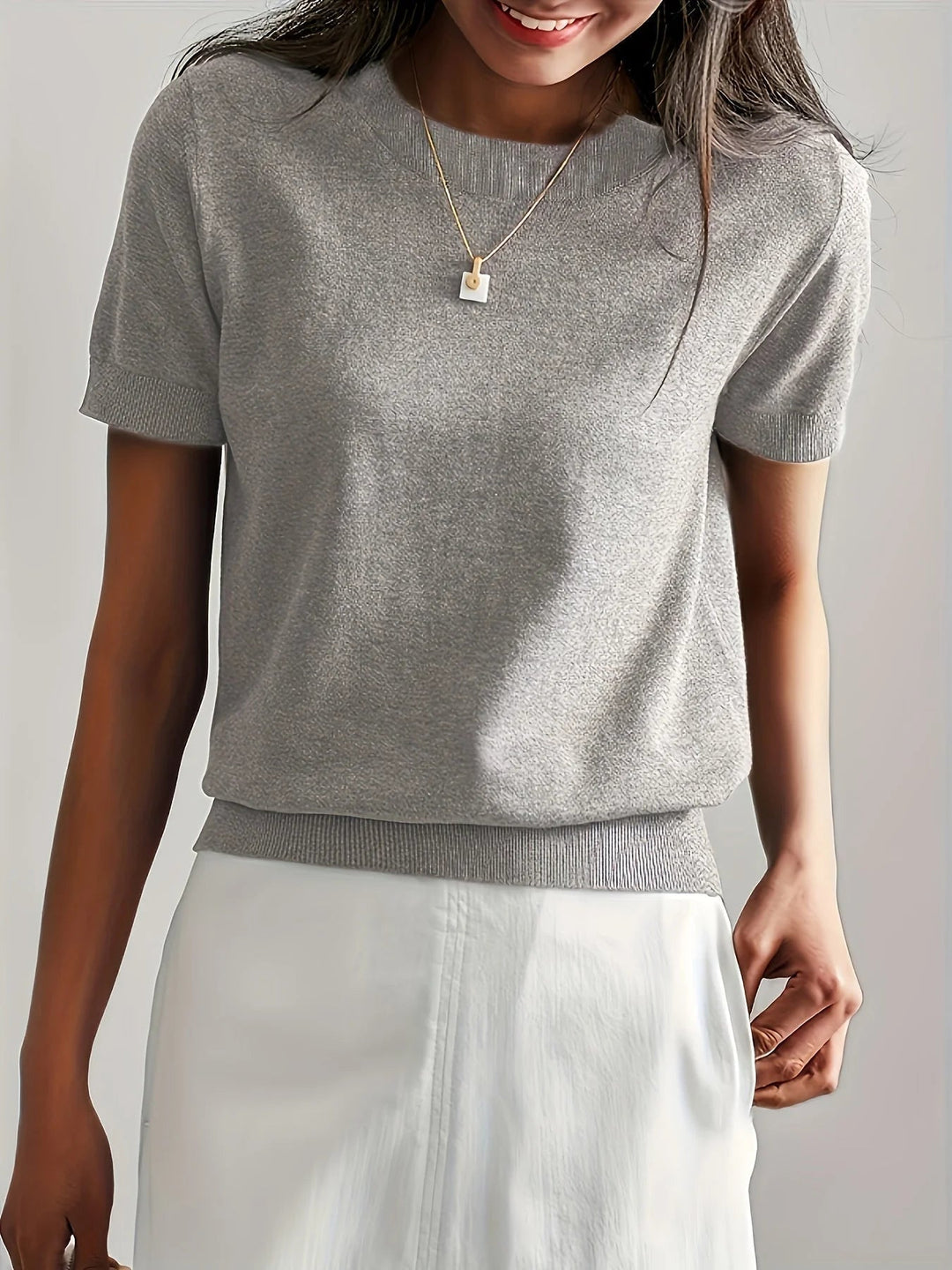 Pull printanier femme, manches courtes, coupe décontractée et confortable, parfait pour un look casual.