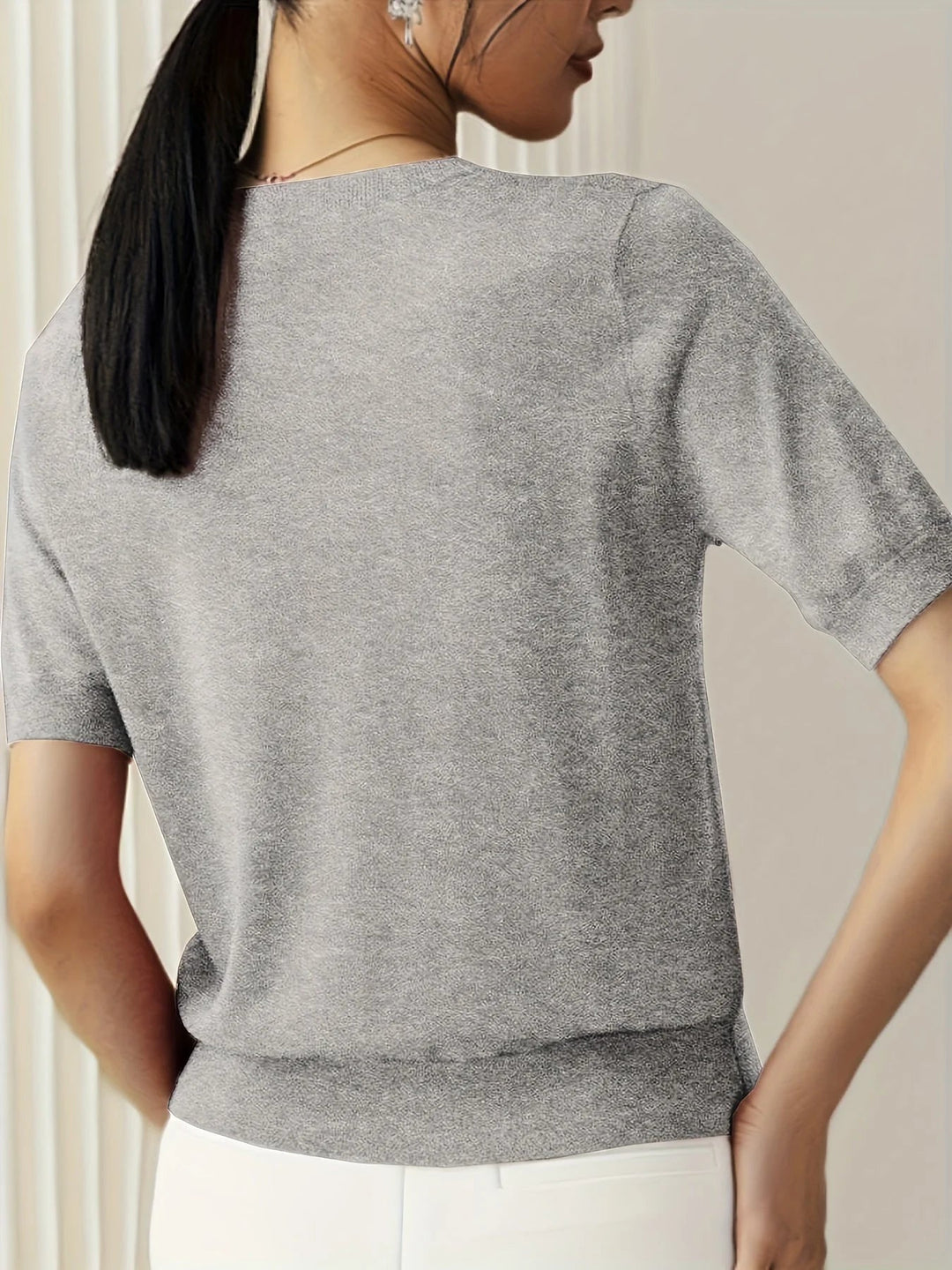 Magnifique pull femme à manches courtes, léger et élégant, idéal pour les journées de printemps-été.