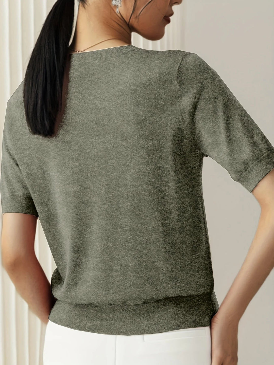 Élégant pull femme à manches courtes, maille légère, style décontracté pour un usage quotidien.
