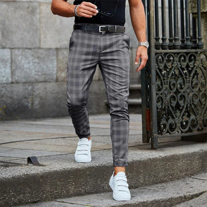 Élégant pantalon homme à carreaux slim fit en lin, parfait pour une tenue chic ou décontractée avec confort.