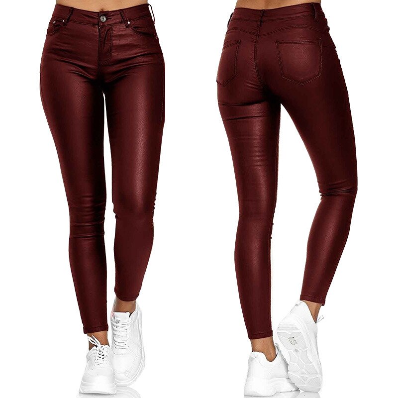 Pantalon en cuir stretch confortable pour femme, coupe ajustée et polyvalente au quotidien.