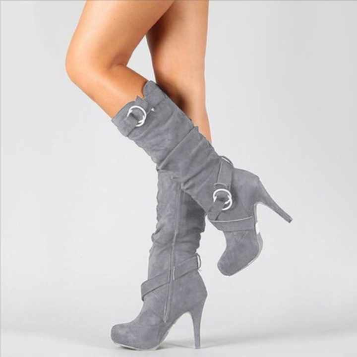 Bottes femme élégantes à talons hauts et plateforme, boucles décoratives. Parfaites pour une mode audacieuse d'hiver.