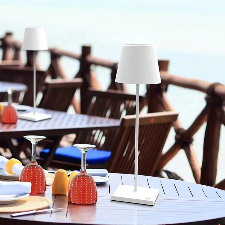 Lampe portable rechargeable design, idéale pour créer une ambiance chaleureuse sur une table ou étagère.