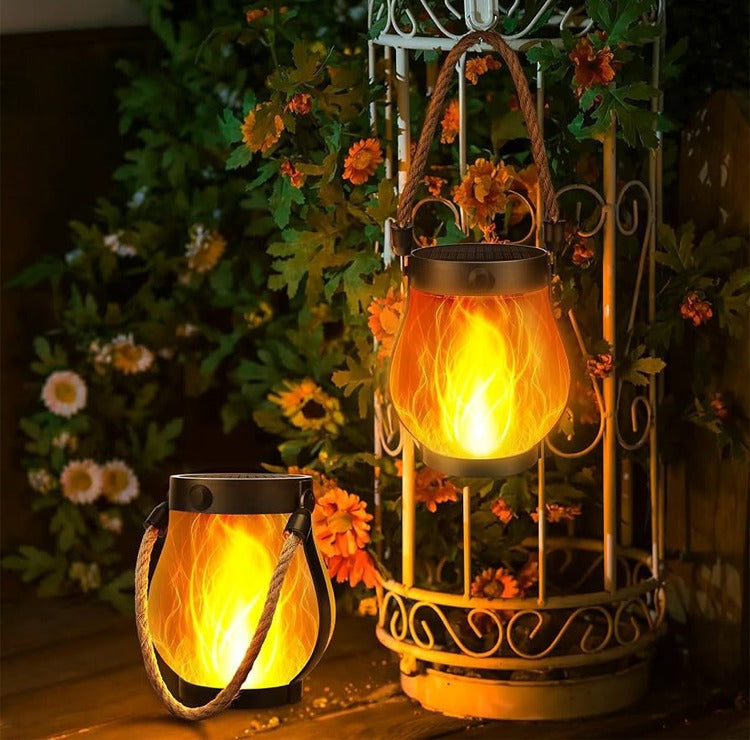 Lampe solaire décorative à effet flamme réaliste, parfaite pour éclairer jardin, balcon ou terrasse avec ambiance.