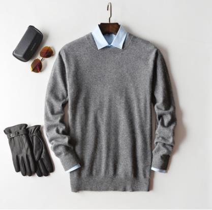 Pull automne homme gris chiné, col en V. Style polyvalent, élégance décontractée masculine.