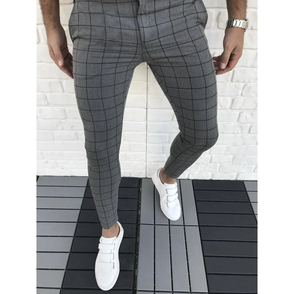 Mode masculine: pantalon slim fit à carreaux, élégant et confortable pour toutes occasions.