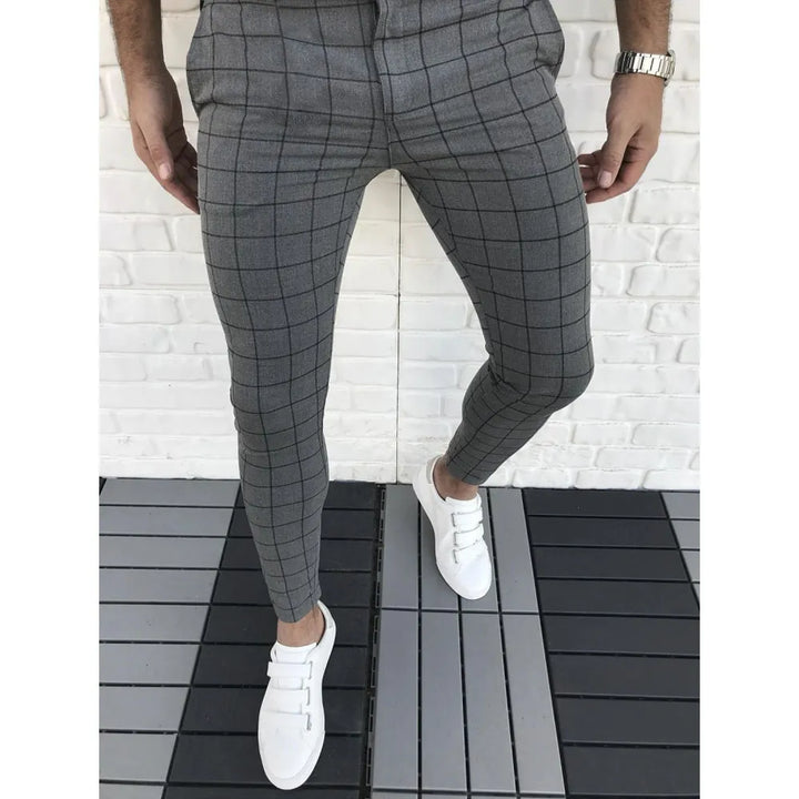 Mode masculine: pantalon slim fit à carreaux, élégant et confortable pour toutes occasions.