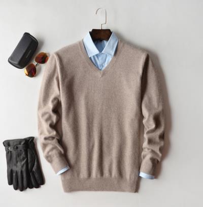 Pull d'hiver homme marron, col rond. Maille chaude, élégance intemporelle, vêtement essentiel.