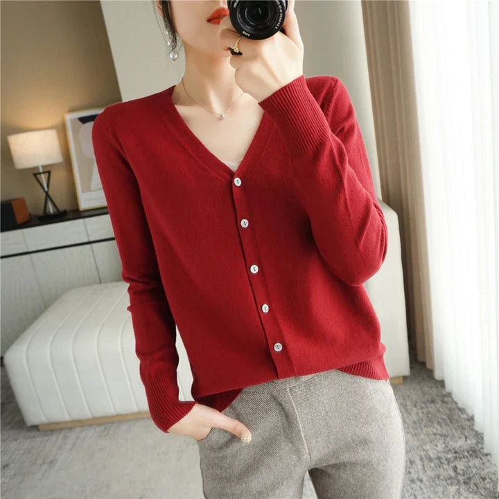Cardigan Léa femme plié, tricot élégant et facile à ranger. Pull polyvalent, confort décontracté ou chic.