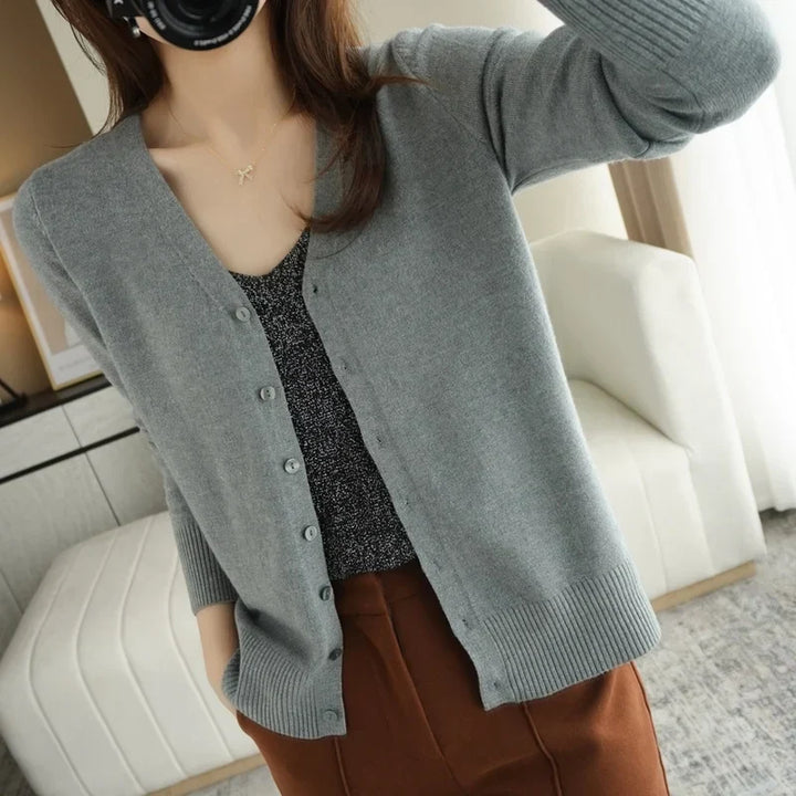 Vue de face: Cardigan Léa femme tricoté, coupe moderne. Pull élégant, mode confortable à manches longues.