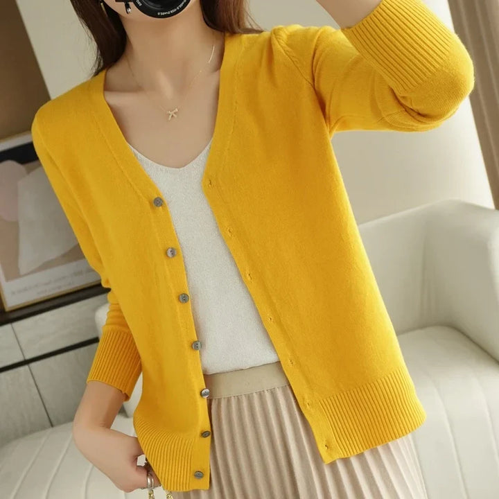 Mode femme: Cardigan Léa tricoté, élégant et intemporel. Pull polyvalent pour un style décontracté ou raffiné.