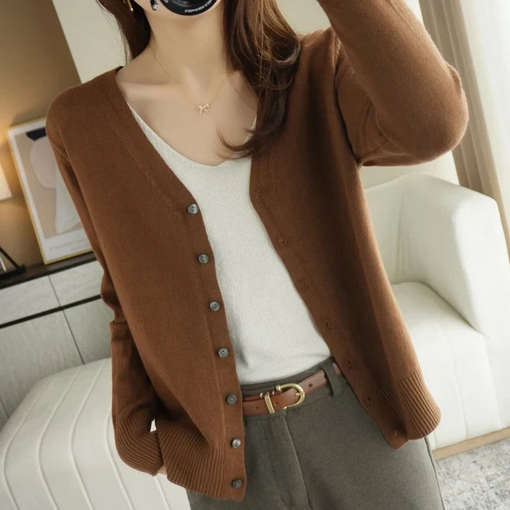Cardigan tricoté Léa pour femme, pull chaud à manches longues. Confort et élégance pour un look moderne.