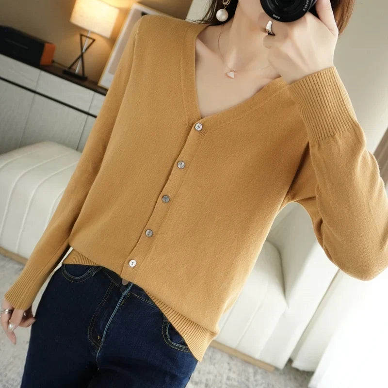 Femme portant un cardigan Léa tricoté, look chic et décontracté. Mode polyvalente, confort élégant garanti.