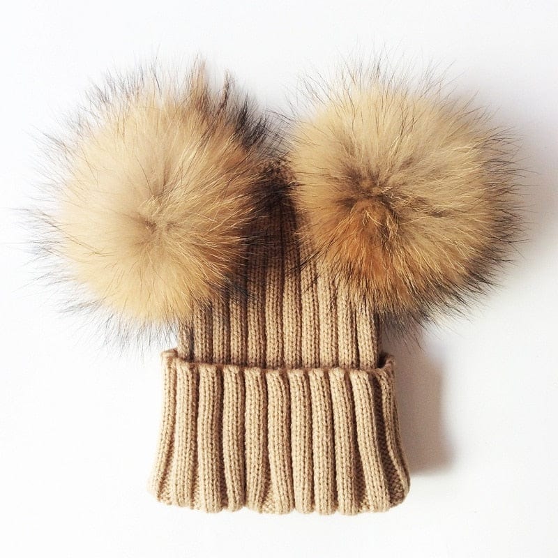 Bonnet famille, design moderne, double pompon fourrure. Parfait pour le froid.