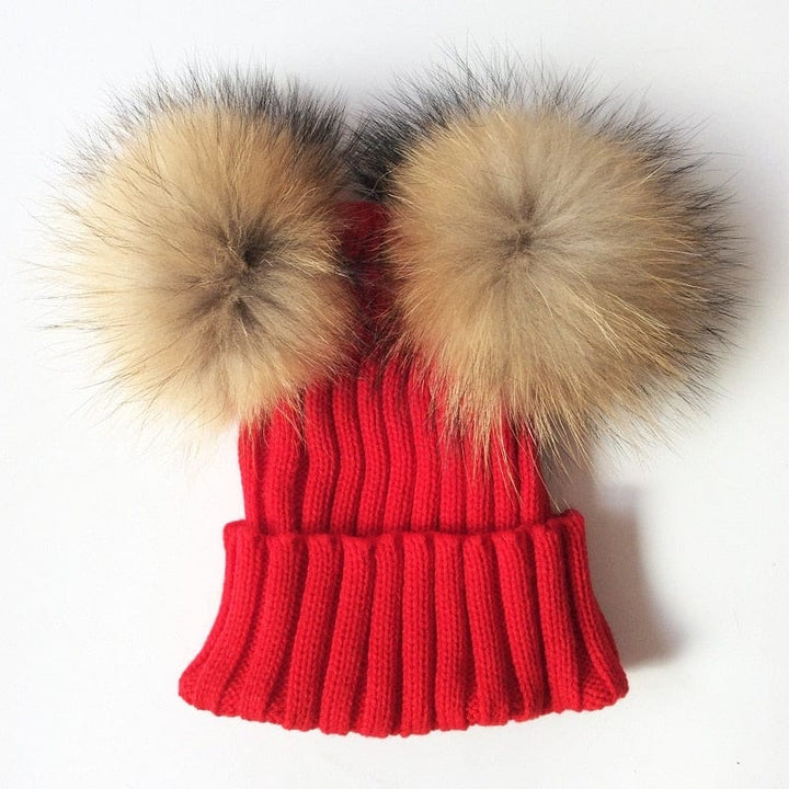 Accessoire hiver: Bonnet doux acrylique double pompon, confort et chaleur pour adulte.