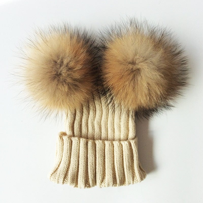 Bonnet hiver acrylique, double pompon fourrure, pour un look mode enfant et adulte.